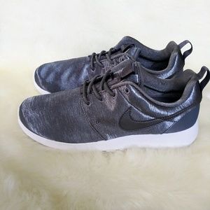 Nike Roshe One Premium Womens Sneakers